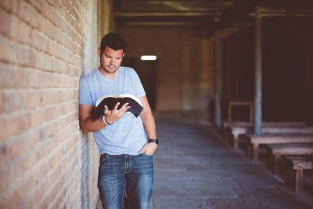 Mann mit Bibel in Kirche