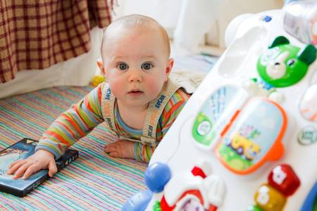 Baby auf dem Boden beim Spielen