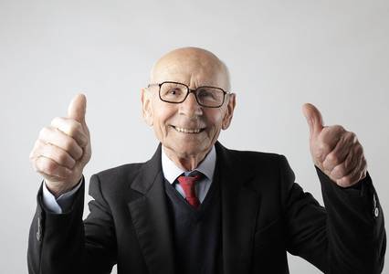 älterer Herr, glücklich