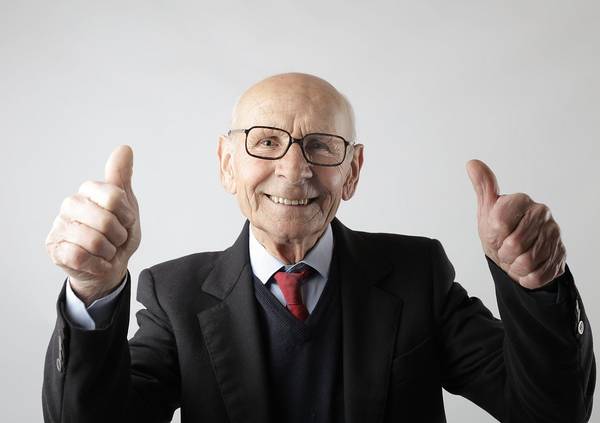 älterer Herr, glücklich